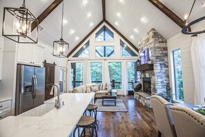 Interior - Guest favorite in Timber Creek close to area attractions and restaurants (Broken Bow)