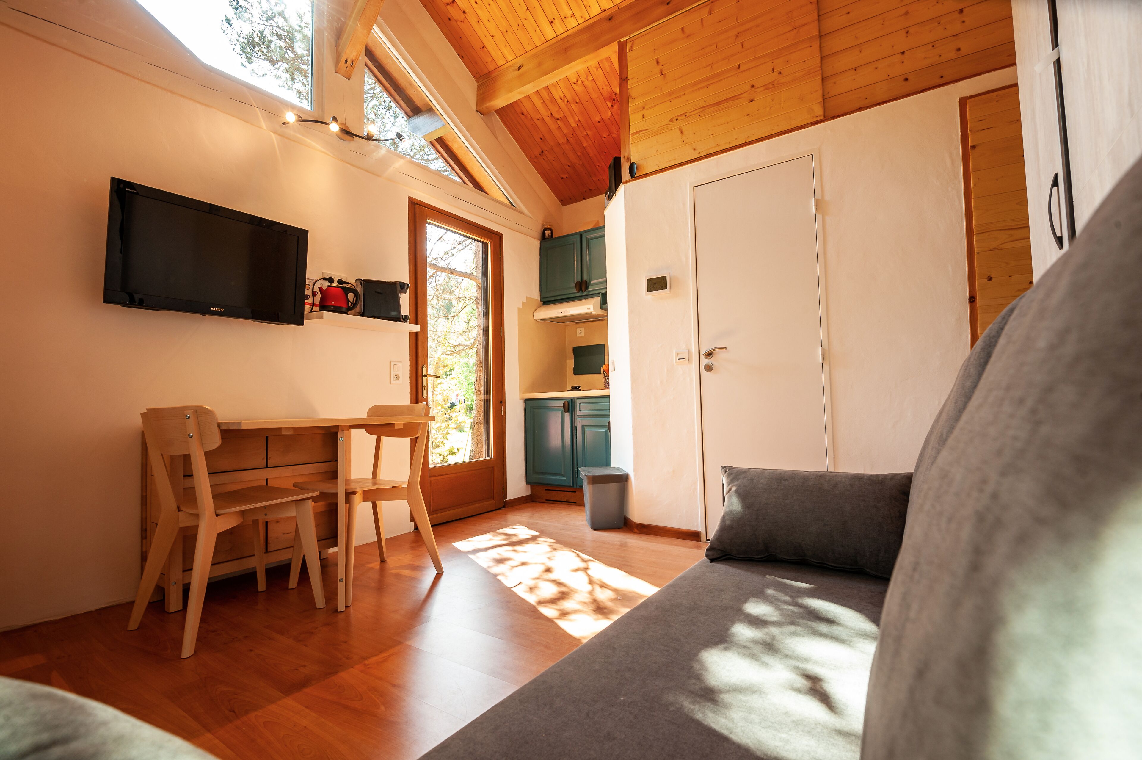 Télévision, table de tennis de table, chaîne hi-fi