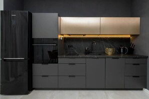 Fridge, oven, stovetop, dishwasher