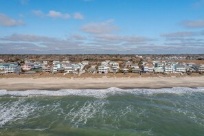 Beach nearby - "Three Steps To The Beach" - Oceanfront Home with Private Pool, 5 Bedrooms / 3.5 Bathrooms (Holden Beach)