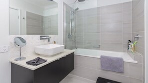 Secador de cabelo, toalhas de banho