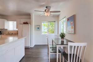 Dining - Steps to Ocean ☆ Convenient Ground Level ☆ Outdoor Patio (San Diego)