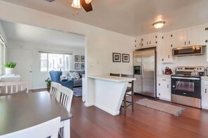 Fridge, microwave, oven, stovetop - Steps to Ocean ☆ Sunny Top Level Unit ☆ Outdoor Deck (San Diego)