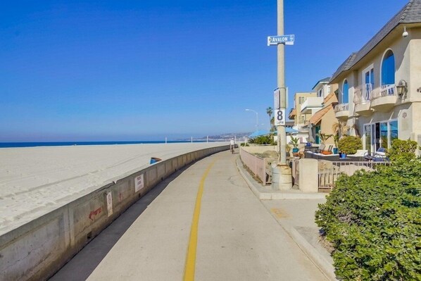 Beach nearby - Steps to Ocean ☆ Sunny Top Level Unit ☆ Outdoor Deck (San Diego)