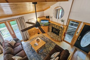 Una Smart TV, una chimenea