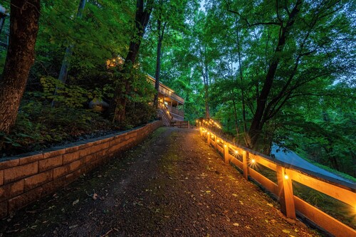 Prime Location by Trail Access!  Hot Tub, Fire Pit, Jacuzzi Tub, & Dog Friendly
