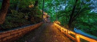 Prime Location by Trail Access!  Hot Tub, Fire Pit, Jacuzzi Tub, & Dog Friendly