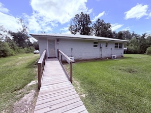 Exterior - Farm House stay with soaking tub and hot tub barn (Tickfaw)