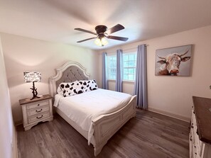 3 bedrooms, desk, iron/ironing board, travel cot - Farm House stay with soaking tub and hot tub barn (Tickfaw)