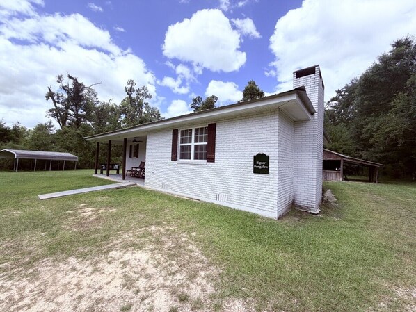 Exterior - Farm House stay with soaking tub and hot tub barn (Tickfaw)