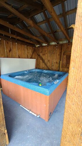 Farm House stay with soaking tub and hot tub barn