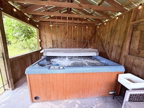 Outdoor spa tub - Farm House stay with soaking tub and hot tub barn (Tickfaw)