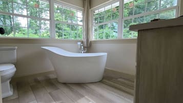 Ensemble douche/baignoire, sĂšche-cheveux, serviettes fournies