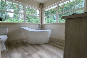 Combined shower/bathtub, hair dryer, towels