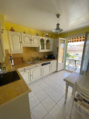 Fridge, microwave, oven, stovetop - Appartement de Standing à 250m de la Plage (Six-Fours-les-Plages)