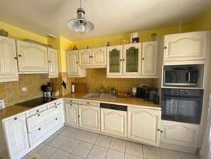 Fridge, microwave, oven, stovetop - Appartement de Standing à 250m de la Plage (Six-Fours-les-Plages)