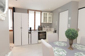 Réfrigérateur, micro-ondes, four, plaque de cuisson