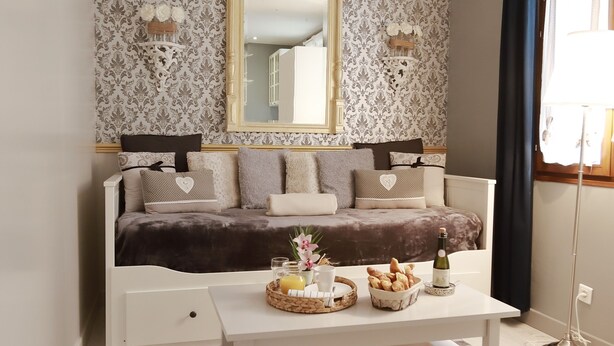 Un salon moderne avec un canapé, une table basse et des objets de décoration.