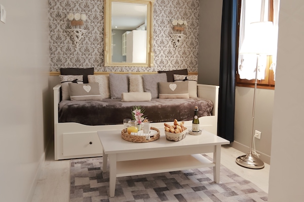 1 dormitori, planxa i posts de planxar i un bressol de viatge