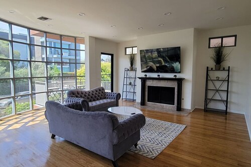 3 bedroom 4 Beds, 2 baths, Steps to Venice Beach!