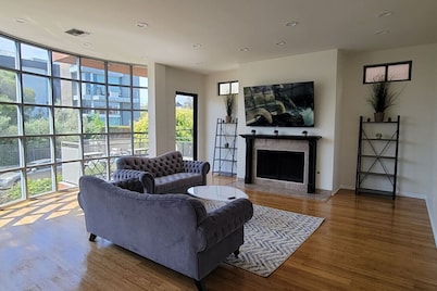 3 bedroom 4 Beds, 2 baths, Steps to Venice Beach!