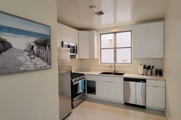 Jääkaappi, kahvin-/teenkeitin, keittoastiat/astiat/ruokailuvälineet