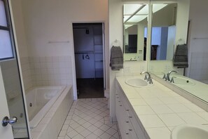 Sèche-cheveux, serviettes fournies