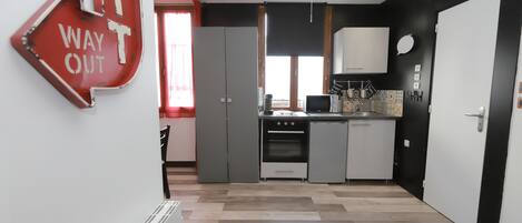 Réfrigérateur, micro-ondes, four, plaque de cuisson