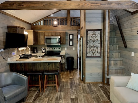 Fridge, microwave, oven, stovetop. Tiny Home only 1 mile to Vogel State Park! Wandering Wood at the Reece Farm Vlg