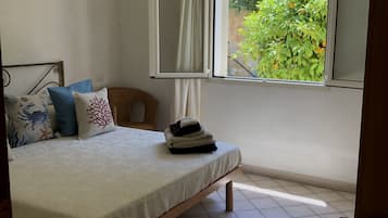 2 quartos, ferros/tábuas de passar roupa, berço de viagem