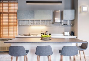 Fridge, oven, stovetop, dishwasher