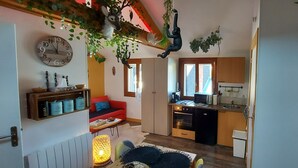 Ein kompakter Wohnbereich mit Küche, Essbereich und Wohnzimmer.