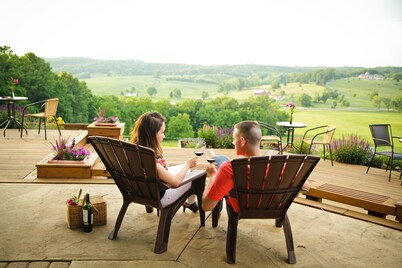 Dream Getaway Cottage w/ Endless Hilltop Views - Seasonal Pool/Hot Tub