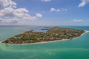 Ranta lähistöllä, aurinkotuoleja, rantapyyhkeitä