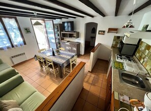 Microwave, oven, dishwasher, coffee/tea maker