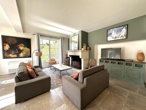 TV, fireplace, DVD player, books - Chateau DE LA Pascalette (LA LONDE LES MAURES)