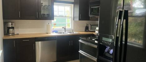 ثلاجة، ميكروويف، فرن، موقد طهي مسطح