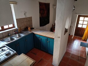 Cafeteira/chaleira, micro-ondas, fogão, torradeira