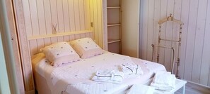 5 bedrooms, iron/ironing board, internet