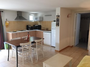 Mikrovågsugn, ugn, diskmaskin och kaffe- och tebryggare
