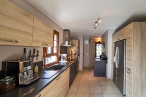 Micro-ondes, four, lave-vaisselle, cafetiĂšre/bouilloire