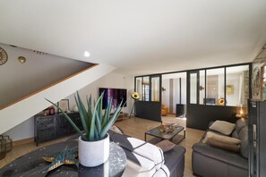 TV, DVD player - Le Bruscanou - SIX Fours LES Plages (SIX FOURS LES PLAGES)