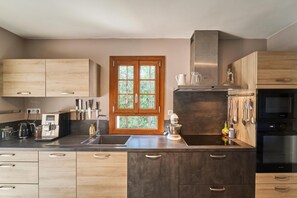 Microwave, oven, dishwasher, coffee/tea maker