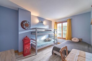 2 bedrooms, iron/ironing board, internet