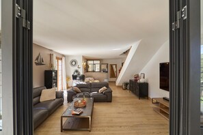 TV, DVD player - Le Bruscanou - SIX Fours LES Plages (SIX FOURS LES PLAGES)