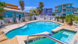 Uma piscina com indicador de profundidade de 1,47 metros, rodeada por espreguiçadeiras e um muro branco.