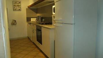 Microwave, oven, dishwasher, coffee/tea maker