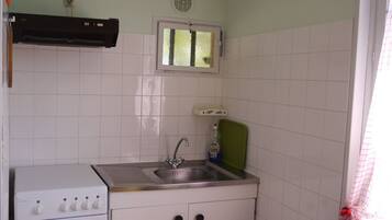 Een microgolfoven, een oven, een koffiezetapparaat/waterkoker