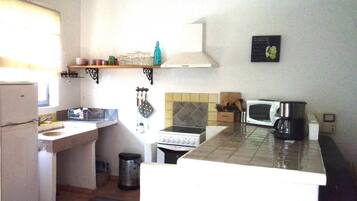 Micro-ondes, four, cafetiĂšre/bouilloire, grille-pain