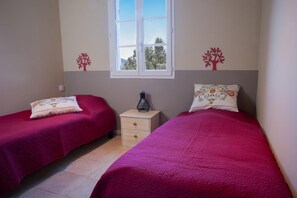 2 bedrooms, iron/ironing board, Internet